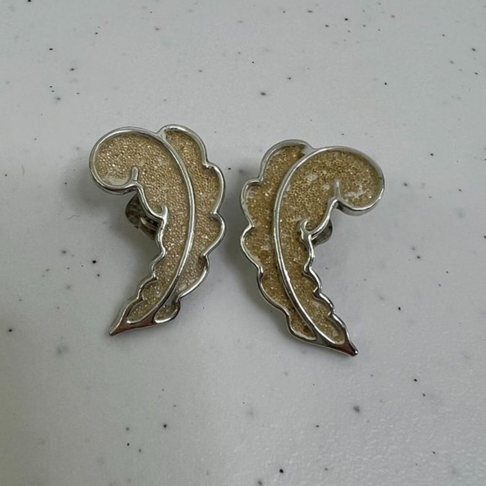 Sarah Coventry Vintage Clip On‎ Earrings Ruffle Feather Beige Silver Tone  Used,
